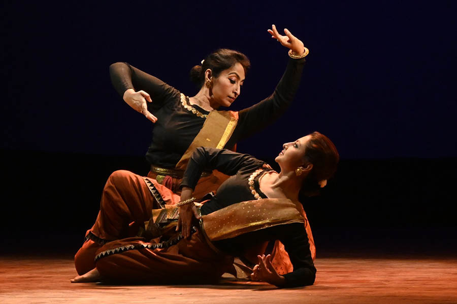 Kathak-informed body dance performance in Kolkata by city dancers