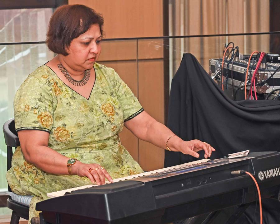 Rajlakshmi Syam, on her keyboard, churned out the chords and tunes of well-known songs like ‘I Had A Dream’, ‘Alo Amar Alo Ogo’, ‘Sway’ and ‘Ajeeb Dastan Hai Yeh’. "Ipsita had given me her book before the event, which I was supposed to go through and curate my sounds. But when I saw the crowd, I figured that I should do a medley instead. Some were improvised and some were planned songs. This was a smaller performance, but we are planning a bigger one at another club,” she said