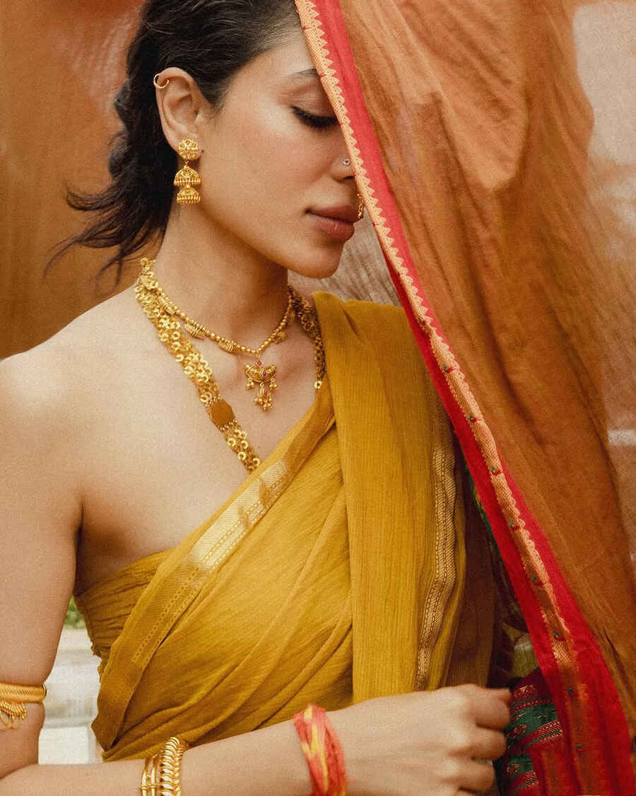 Sobhita draped her sari in a traditional way for the pre-wedding ceremony.