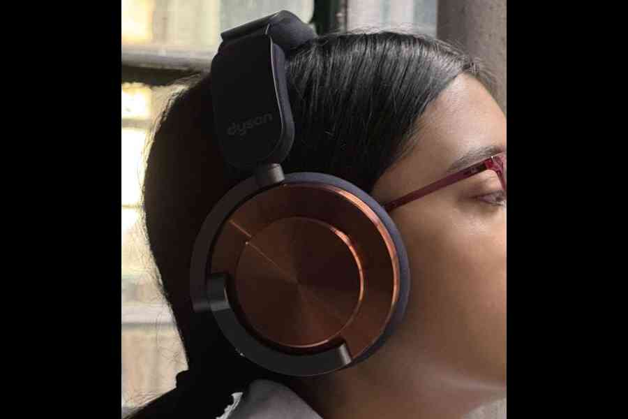 Noise cancelling and transparency modes are terrific thanks to what have to be some of the better mics we've ever used in the headphone space