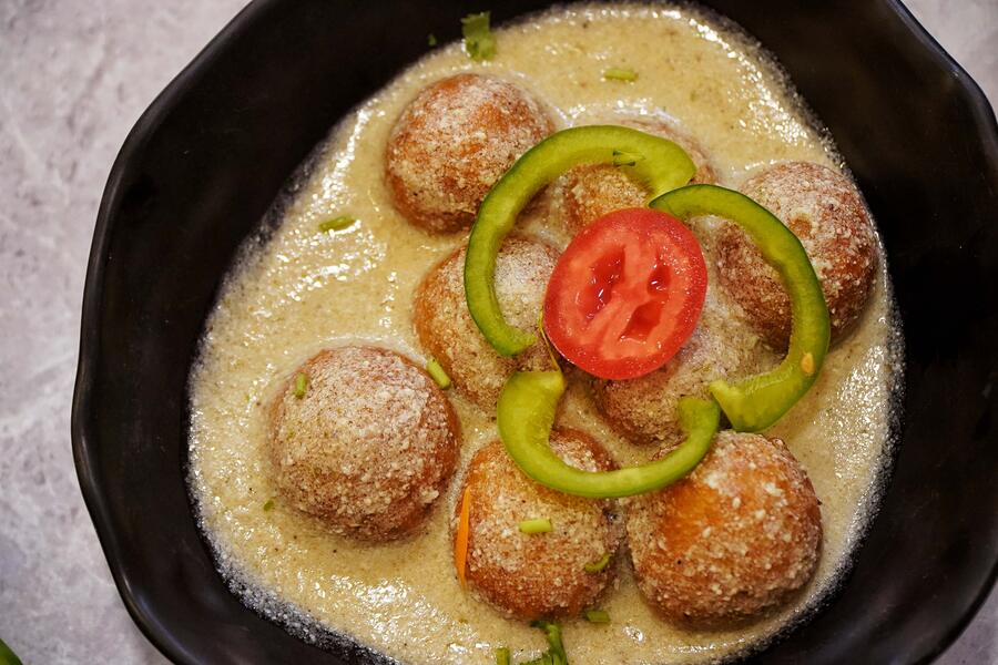 Malai Kofta: Soft paneer-vegetable koftas in a luxurious, thick and creamy gravy — this one is a great main course pick, especially for vegetarians. The koftas are tender, and the mild spices make for a flavourful sauce that pairs well with naan or pulao