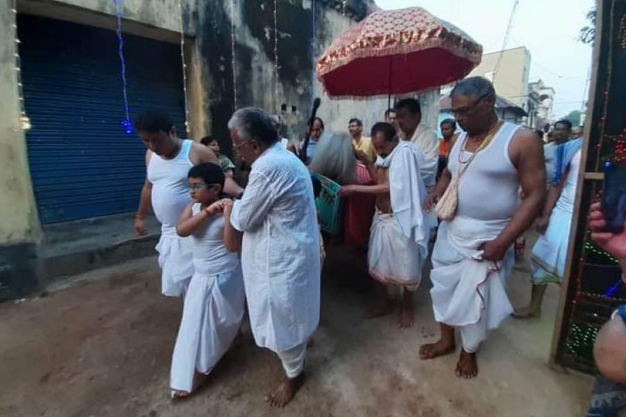 The ‘nabapatrika’ is taken out to bathe in a decorated ‘palki’ (palanquin) carried by the young boys of the family
