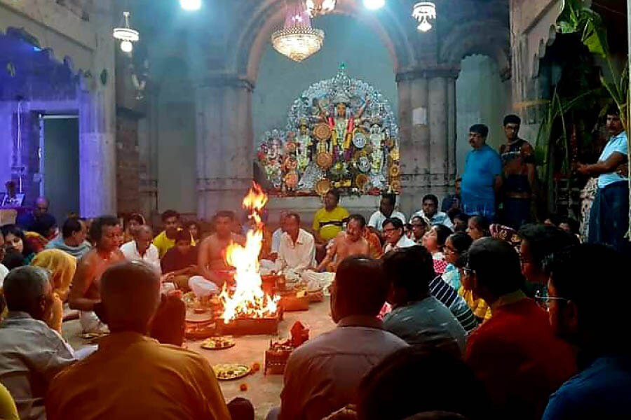 The family allows everyone to participate in the puja. Widows are allowed to carry out all puja tasks but they do not take part in the baron at the time of immersion