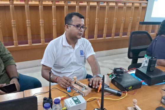 During the interactive session, students got hands-on experience with radio equipment, learning Morse code, traditional radio techniques, and VoIP-based communication. 