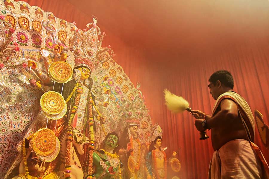 A shot of the priest’s dhuno-induced teary eyes while chanting mantras — an essential part of a social media blitzkrieg list
