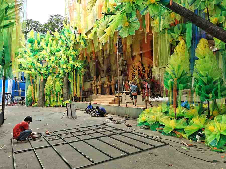 The lush greenery in and around Tridhara Sammilani Durga Puja at Monoharpukur Road will transport you to the rural surroundings of the sculptors. Baul sculptures, flying birds and sketches complete the unique look