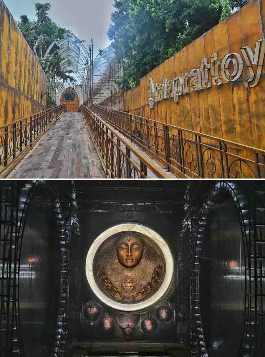 ‘Bihin- The Void’ is this year’s theme for Tala Prattay. The Durga at this pandal represents a formless idea of existence rather than a tangible shape. Tala Prattay’s presentation focuses on this ‘Void’, expressing the artist’s quest for a more abstract understanding of the holy and its essence