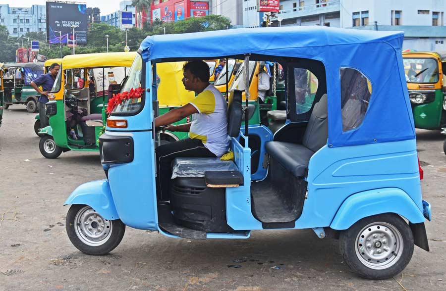 A battery-powered shuttle autorickshaw has started plying between Sealdah and Building More