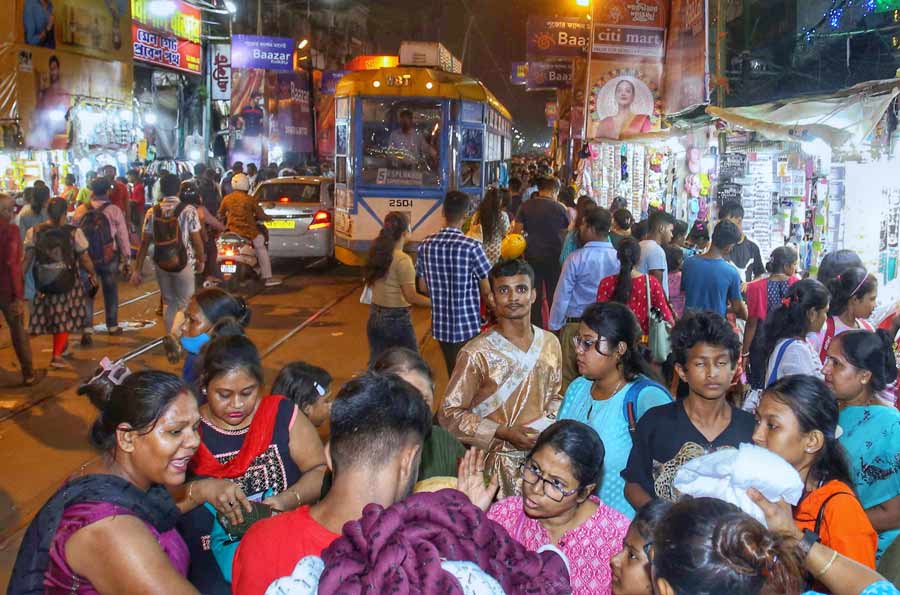 Frenzied last-minute shoppers spilt on the roads and tram tracks at Hatibagan on Saturday evening. The scene was similar across the main shopping hubs and malls across the city — from New Market to Gariahat and from City Centre to South City