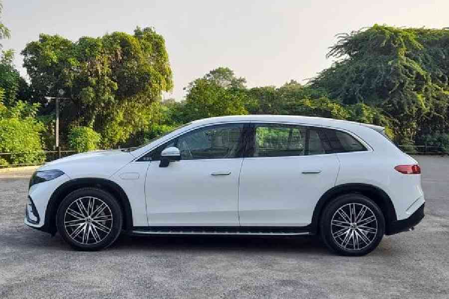 At about 5.2m, this is a pretty long vehicle. The design of the alloys is rather nice and liven up the otherwise fairly plain profile