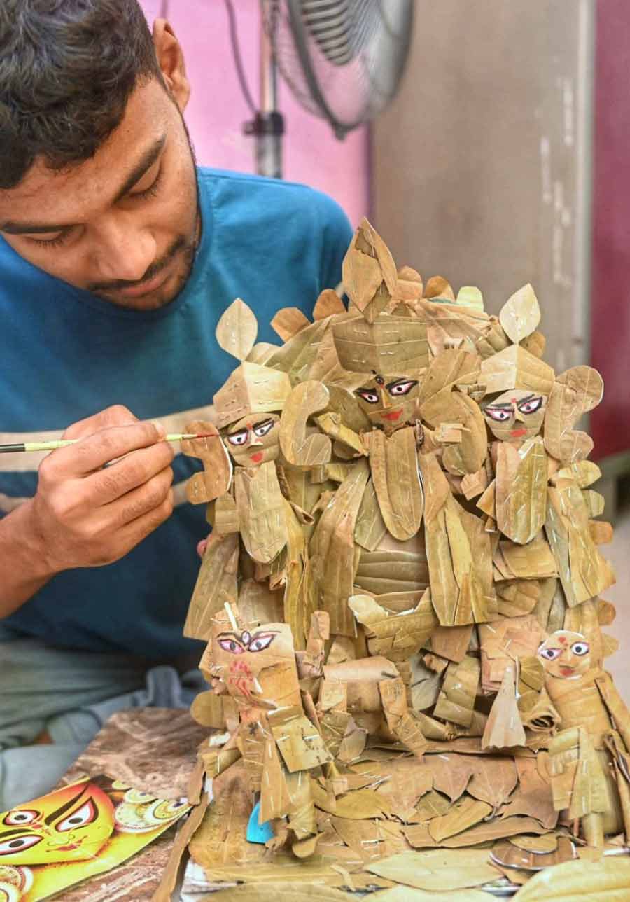 Young artist Jaimalya Mandal of Sonarpur is eyeing a spot in the Guinness World Records with his Durga idol made of bay leaves. The miniature ‘ekchala’ Durga idol will be worshipped at a neighbouring pandal   