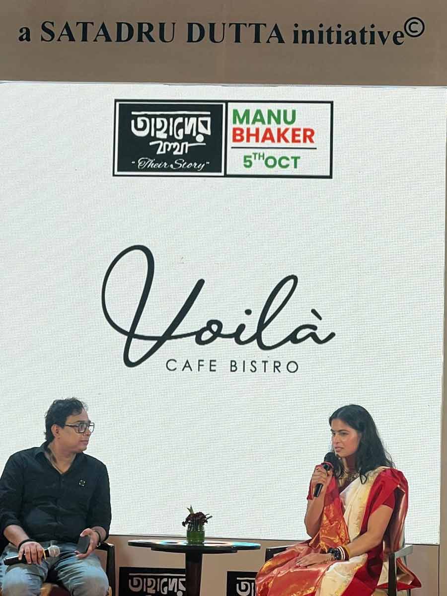 Double Olympic bronze medal-winning Indian shooter Manu Bhaker at Hyatt Regency, Kolkata, for Tahader Kotha: A Satadru Dutta Initiative powered by Voila Cafe and Bistro Kolkata where Manu engaged in conversation about her journey. The Olympian stayed true to the festive season with her ‘laal paar sada sari’ look