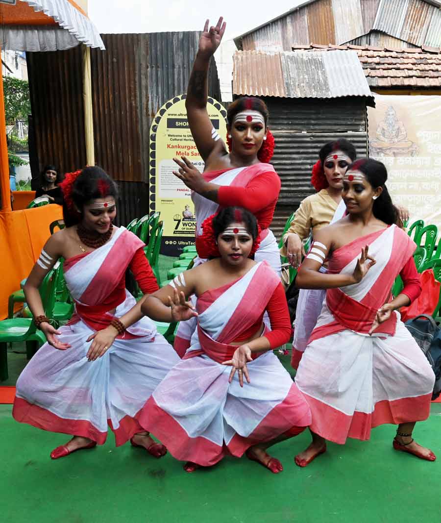 CCI Logistics hosted a pre-Durga Puja event titled 'Embracing Inclusivity: Celebrating 600 Voices, One Heart' on Monday. It was dedicated to honour the transgender community's contributions to society. The event brought together 600 members of the community at Sukanto Uddayan, Kankurgachi, offering them a platform to celebrate their identity and highlight their importance in the social fabric