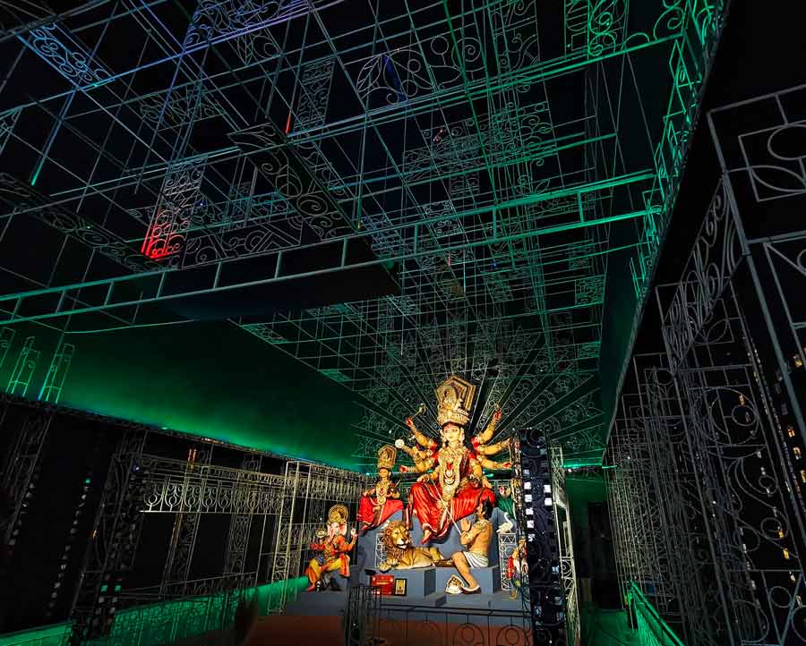 ‘Arshinagar’ is the theme of the crowdpuller Ballygunge Cultural Association Durga Puja pandal in its 74th year. Thousands of mirrors of myriad shapes and sizes have given shape to the theme. 