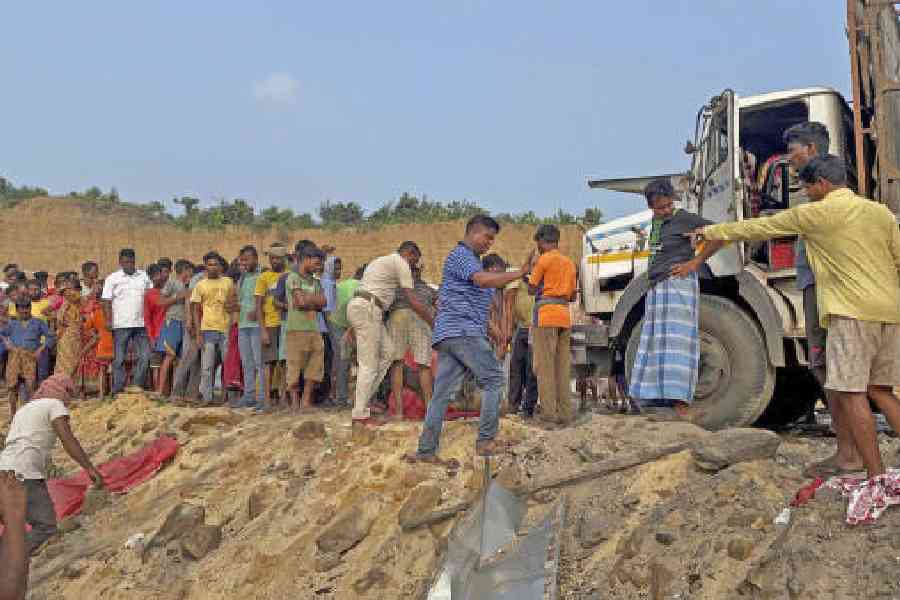 Six die as truck with explosives blows up near coal mine in Birbhum's Khoirasole - Telegraph India