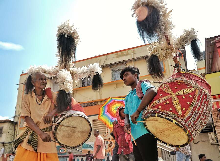 Sealdah has always been one of the favourite haunts for dhaakis hoping to secure a job at one of Kolkata’s biggest pandals. It also demonstrates the familial nature of the profession. (L-R) Sixty-five-year-old Chandi Das inspired his grandson Buddhadeb to pick up the dhaak two years ago at just 17 years old. The duo arrived in Sealdah from Birbhum. “I’ve been playing the dhaak for over half a century, since I was 12. I’m glad that my work has inspired my grandson too,” said Chandi with a smile
