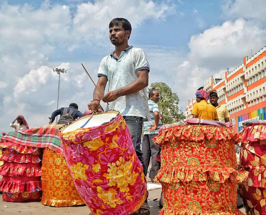 Several young dhaakis come to Sealdah with equal devotion and dreams in their eyes. It was here that 25-year-old Bablu Patar got the chance to play at the Belgachia Sadharan Durga Puja pandal last year. “Sealdah is the ultimate hope for most dhakis every year,” said the young man, who hails from Sabang, Paschim Medinipur