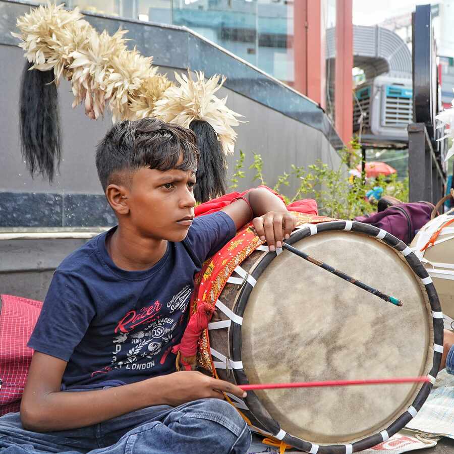 The most astonishing aspect of dhaak players is how young they are when they first pick up the dhaak. Eleven-year-old Gobindo Das started playing the dhaak as a child by emulating his father. “Last year, we even played at the Belgharia Bhatri Sangha Club,” chimed the Murshidabad resident