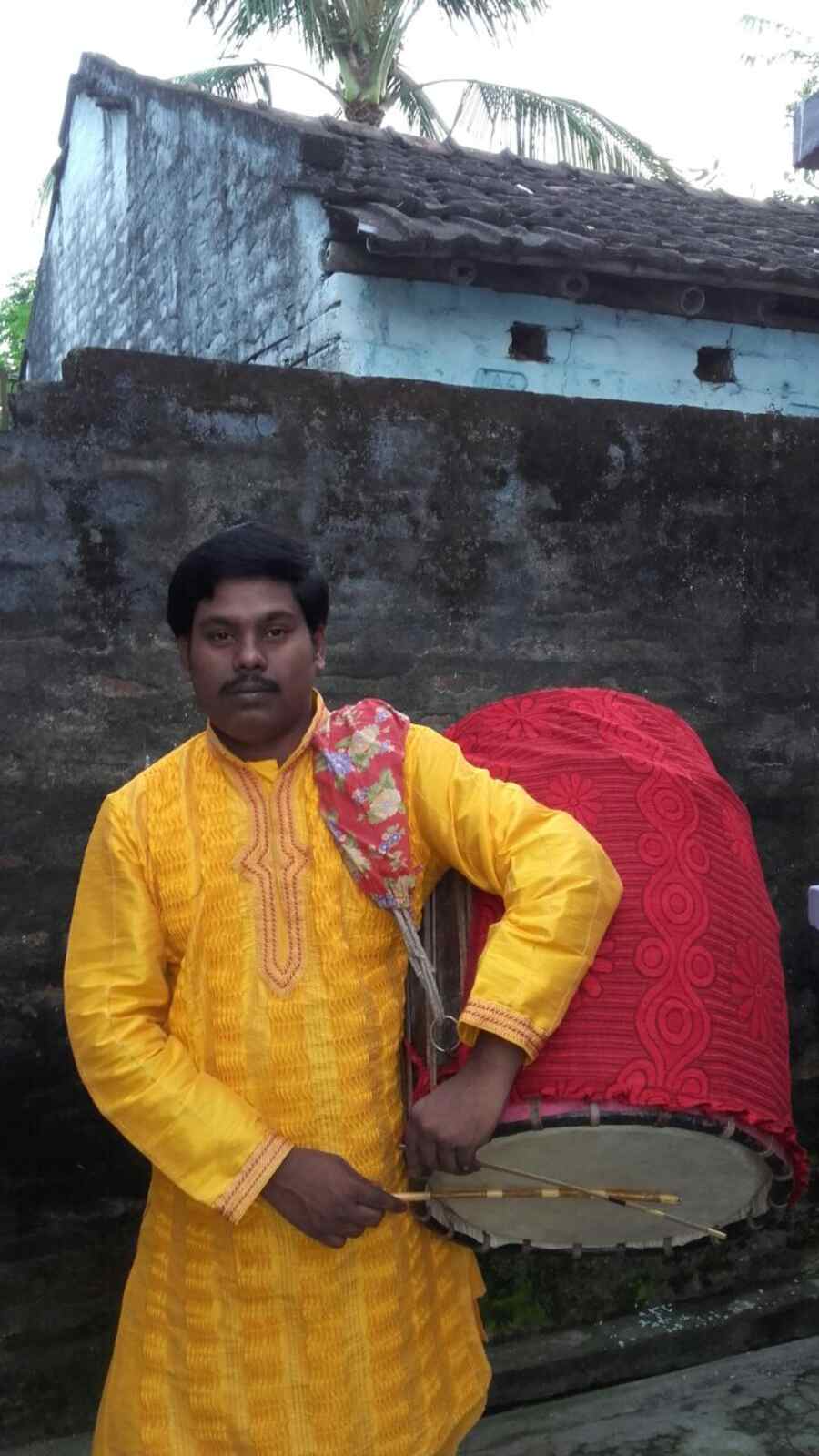 The most astonishing aspect of dhaak players is how young they are when they first pick up the dhaak. Eleven-year-old Gobindo Das started playing the dhaak as a child by emulating his father. “Last year, we even played at the Belgharia Bhatri Sangha Club,” chimed the Murshidabad resident