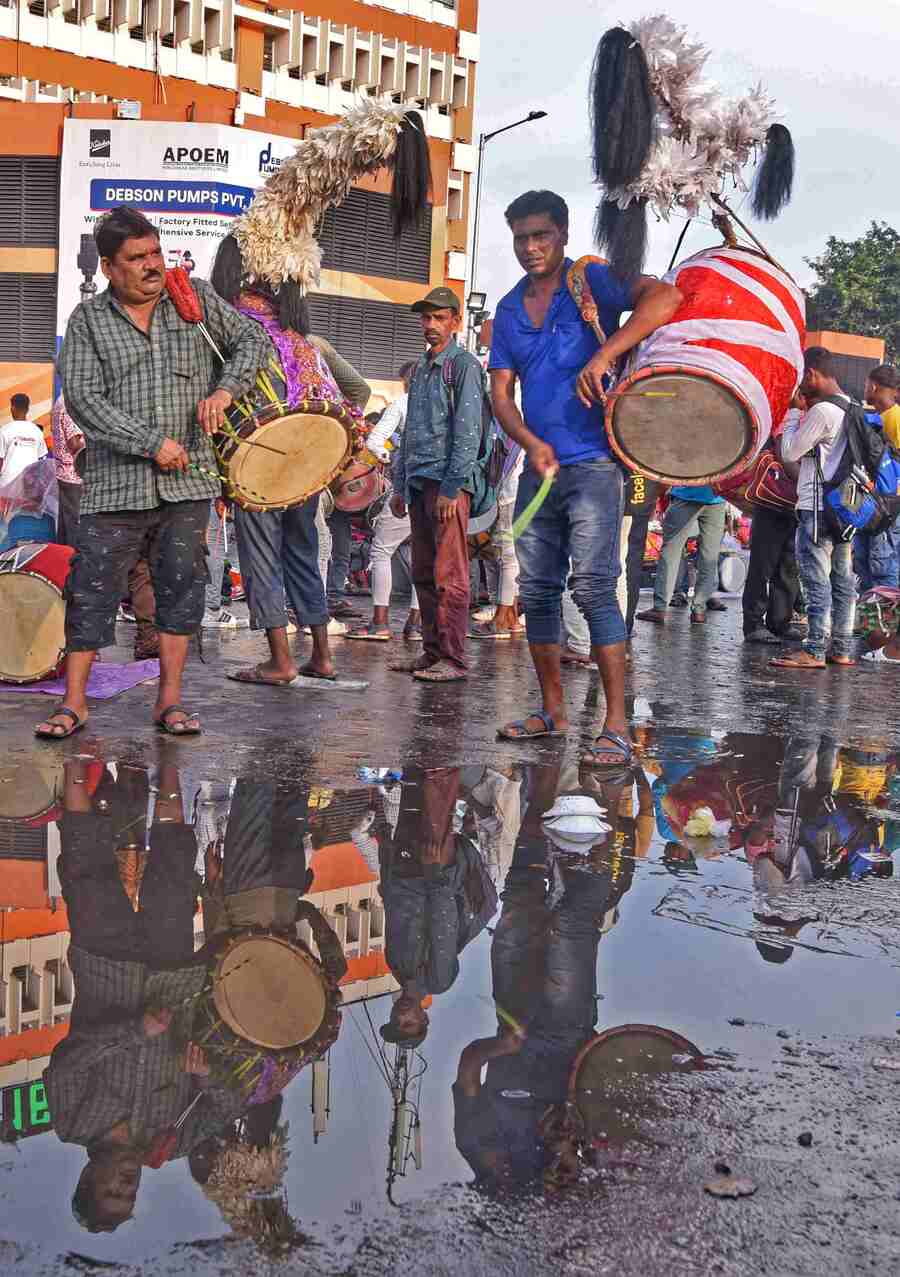 Durga Puja is never complete without the frenzied beats of the ‘dhak’. Many ‘dhakis’ come from villages to Sealdah station and solicit puja committee members or those of family pujas by playing their best beats on Sasthi morning