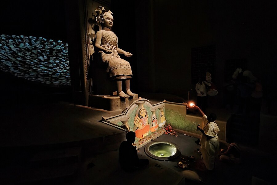 The weapon-less protima was personified by a girl seeking water, while recycled water was presented during the anjali