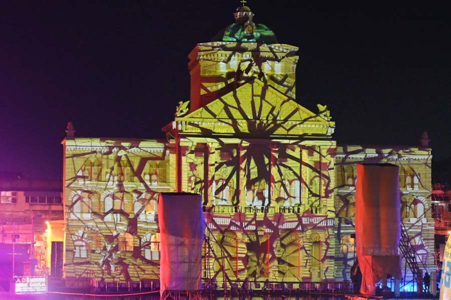 Pandal-hoppers can embark on a tour of the grand Parliament House of Switzerland when they drop in the College Square Sarbojanin Durga Puja. The seat of the Swiss Government is located in Bern and also known as Federal Palace. It was built in the late 19th and early 20th century