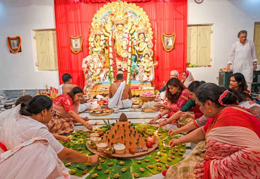 Following the Kumari Puja, ‘bhog’ was offered to Goddess Durga as the women began their preparations for Ashtami’s Sandhi Puja