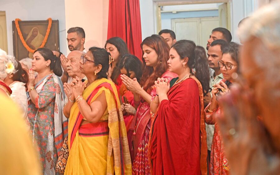 Family members, relatives, friends and visitors offered ‘pushpanjali’ on Ashtami