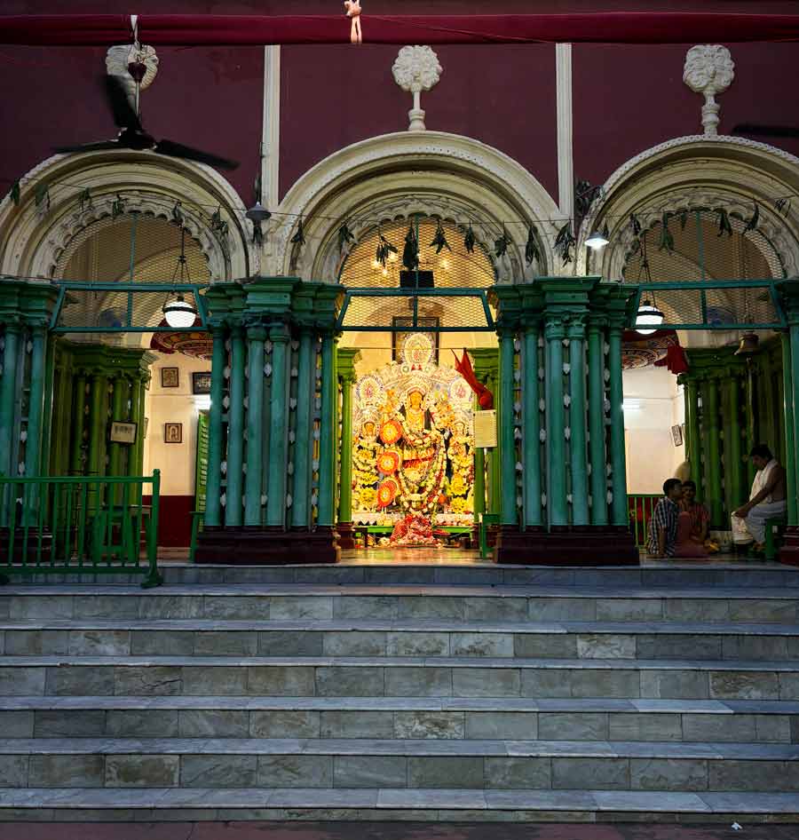 A legacy that dates back to nearly two centuries, the Bose family of Shibpur, Howrah has been organising one of the most iconic Durga Pujas in the region. The red and green painted courtyard creates a stunning backdrop for photoshoots, especially with Maa Durga at the heart of the celebrations