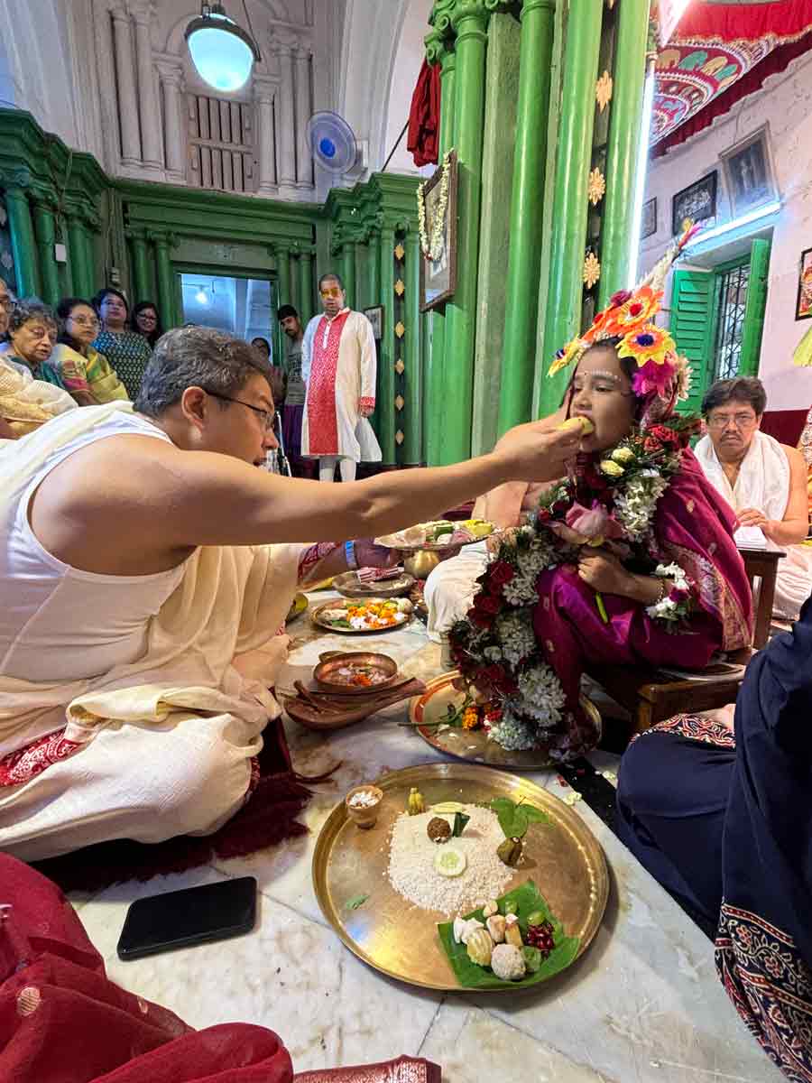 Kumari Puja is another tradition the Bose family continues to uphold, where the Goddess is worshipped in the form of a young girl. Sourya Sadhan Bose, the eldest son of his generation, performs the ‘Sankalpa’ throughout the Pujo, following a strictly vegetarian diet from Mahalaya until Navami. On Navami, Sourya seeks the blessings of the Kumari on behalf of the entire family