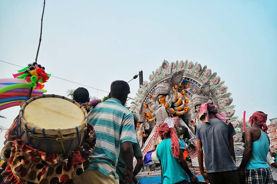 Amid frenzied ‘dhak’ beats, the goddess was carried down the stairs of the ghats for immersion with prayers on lips and chants of ‘Aaschhe bachhor aabar hobe’ 
