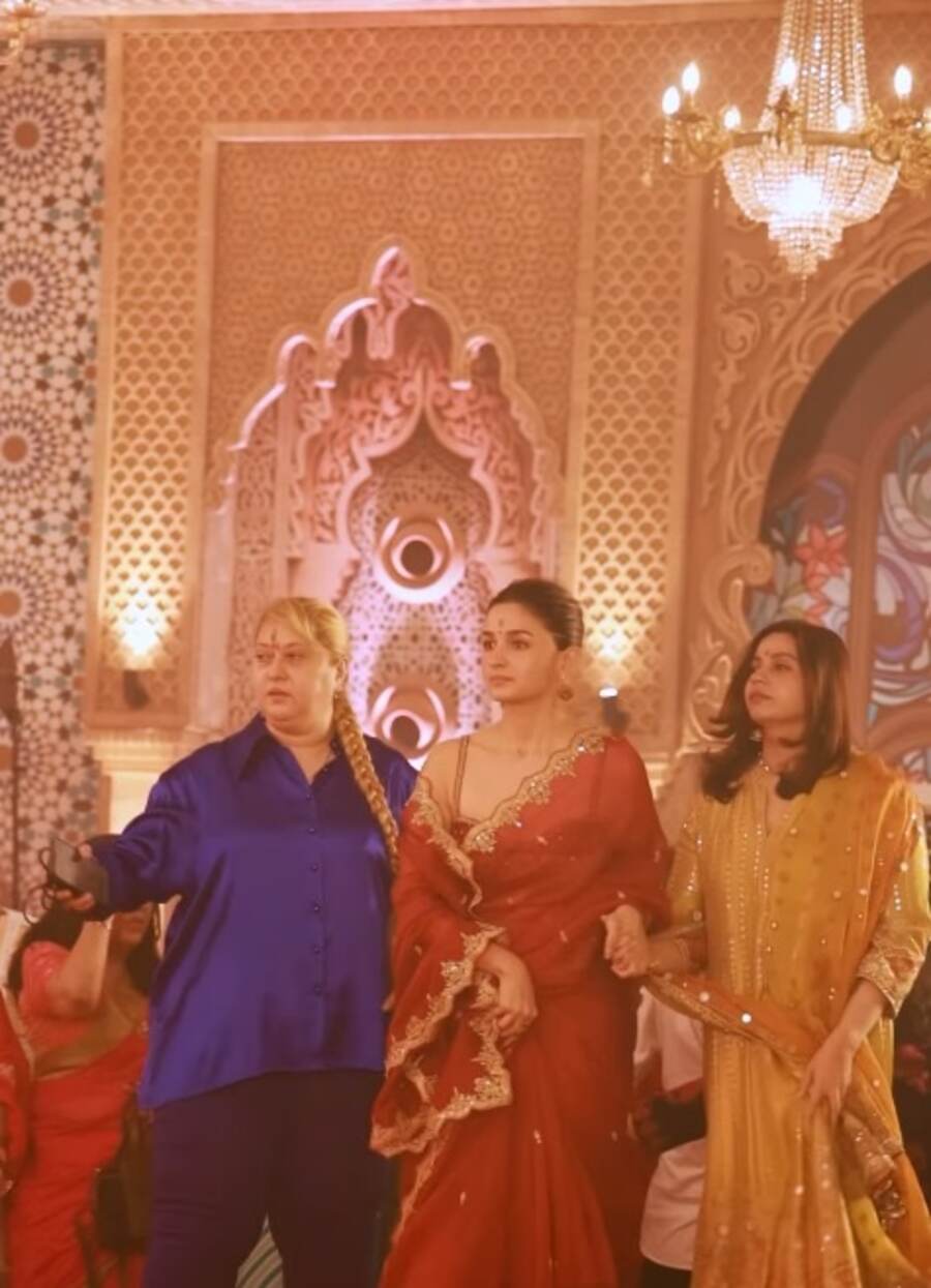 Jigra actress Alia Bhatt channeled her inner Rani Chatterjee during her visit to the North Bombay Durga Puja pandal with her sister Shaheen Bhatt.