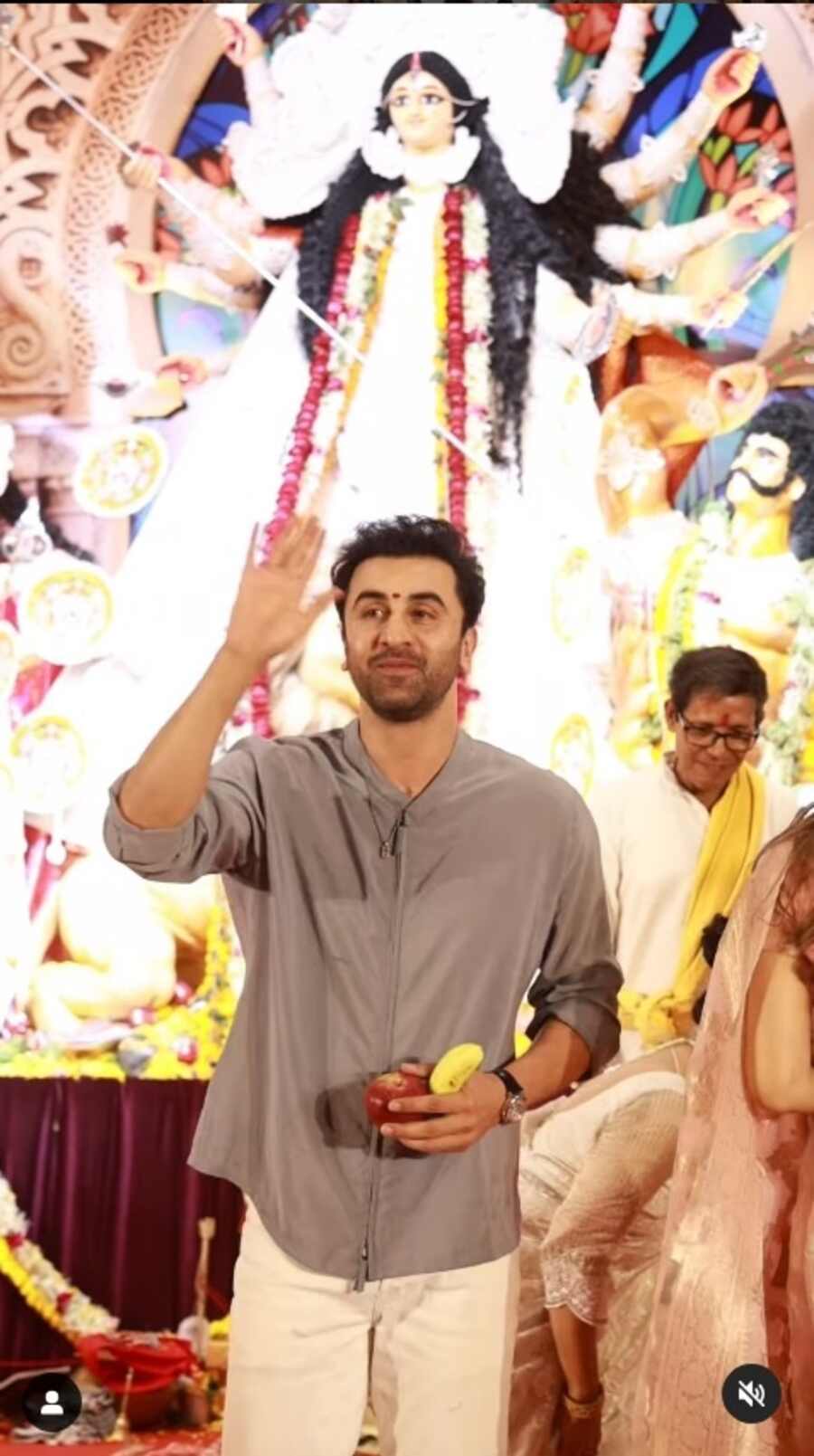 Alia’s husband, Ranbir Kapoor, went for a casual look in a grey silk shirt and white trousers for the festivities at the pandal in North Mumbai.