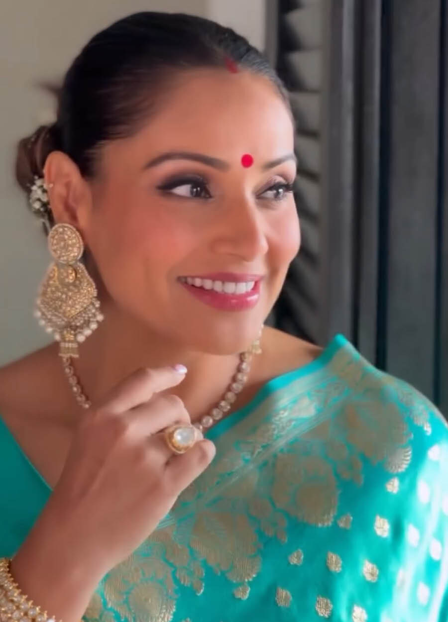 Bipasha Basu looked gorgeous in a sky blue sari featuring golden motifs with matching jhumkas and a red bindi. 