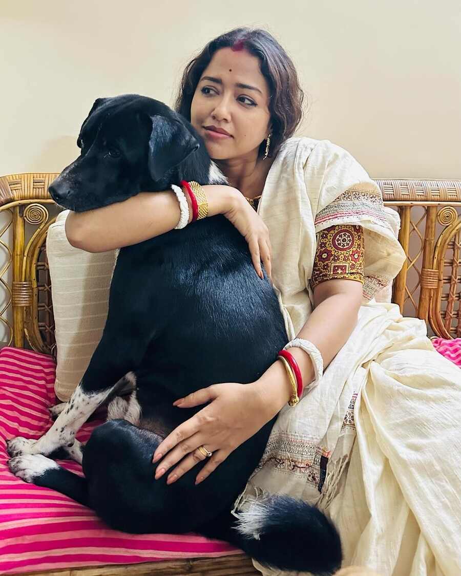 Athhoi actress Sohini Sarkar opted for a white handloom sari paired with a red-and-yellow blouse featuring geometric patterns on Ashthami. 