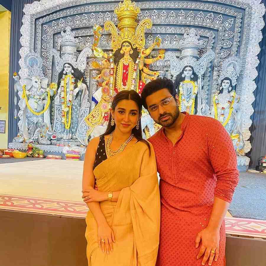 Oindrila Sen and her partner Ankush Hazra posed for the lens in front of a Durga idol on Dashami. While the Mirza actress looked stunning in a yellow sari paired with black sleeveless blouse, Ankush donned an orange embroidered kurta for their picture-perfect moment.