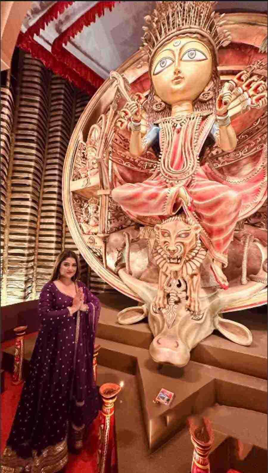 Srabanti Chatterjee visited the Baghajatin Tarun Sangha pandal and offered her prayers in a purple floor-sweeping anarkali with a golden border.