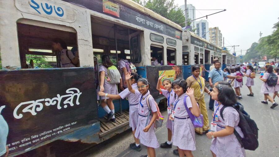 The teachers explained to the students why the trams are a sustainable and eco-friendly travel option