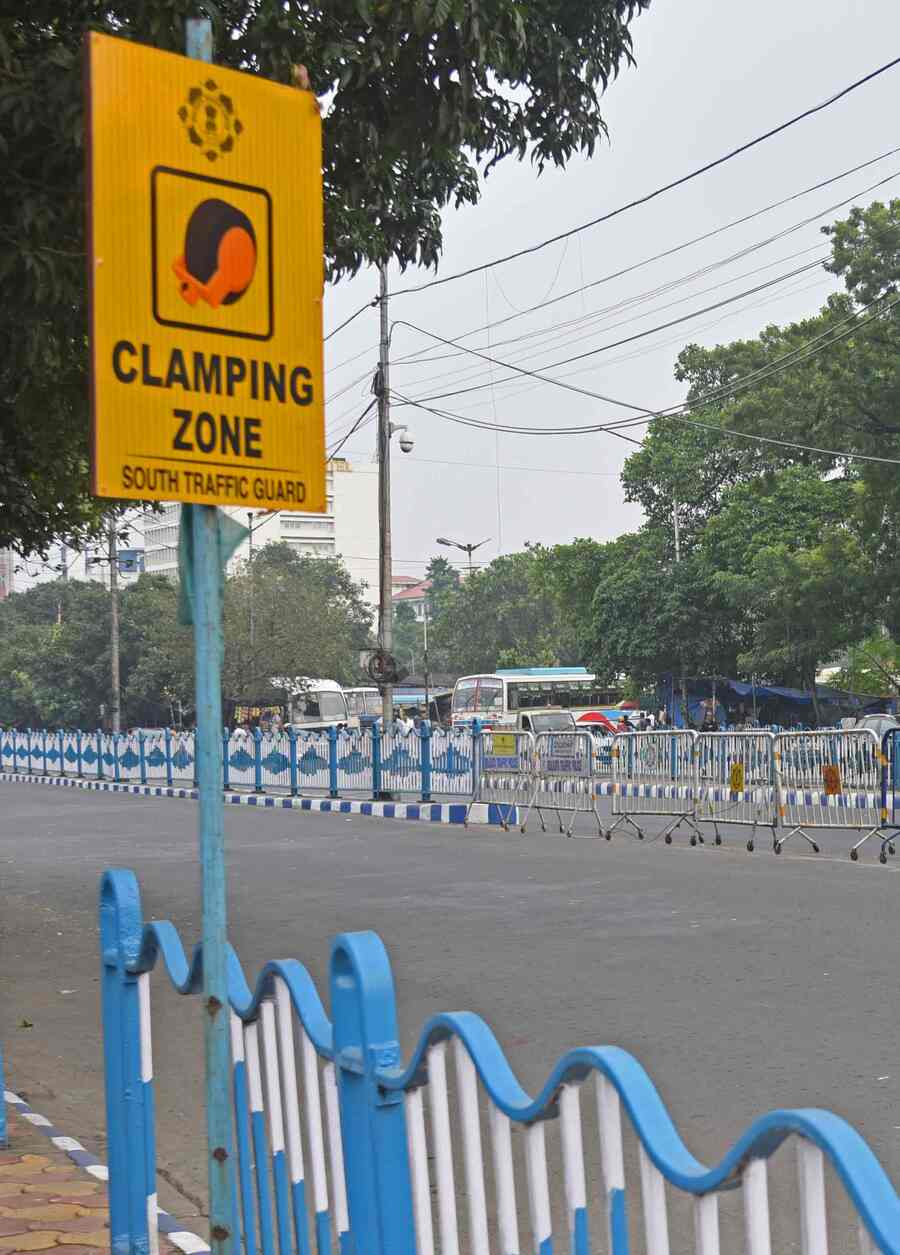Kolkata Traffic Police has started been installing more ‘clamping zone’ signages at Esplanade to stop illegal parking