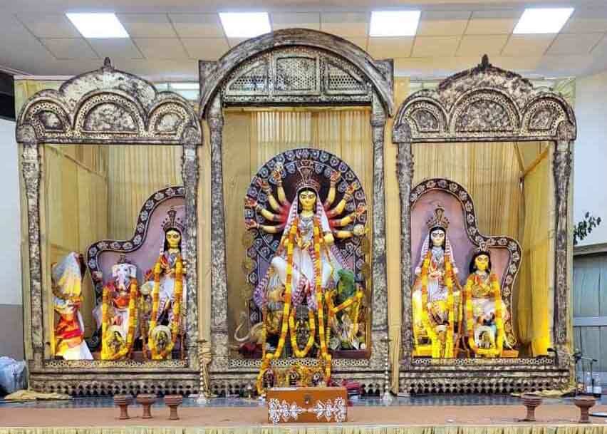 The popular DLF City Durga Puja and Bengali Cultural Society celebrated the legacy of the Rays — Upendrakishore Ray Chowdhury, Sukumar Ray and Satyajit Ray — with a pandal inspired by ‘Sonar Kella’ and cultural performances based on ‘Abol Tabol’ and ‘Goopy Gyne Bagha Byne’. What stood out was the idol, which won an award for best ‘protima’