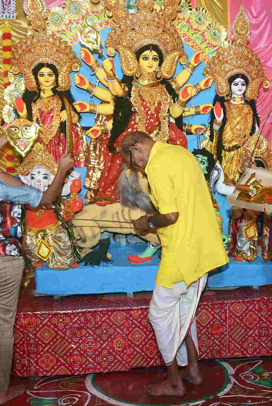 As Durga Ma made her way to the city this year, non-profit NGO Sanlaap also soaked in the festivities and hosted its own Durga Puja. The premises were lit up and ‘dhaakis’ arrived just in time to keep the mood upbeat. An idol was procured from Garia and, on Sasthi, the celebrations took off with the customary ‘bodhon’ 