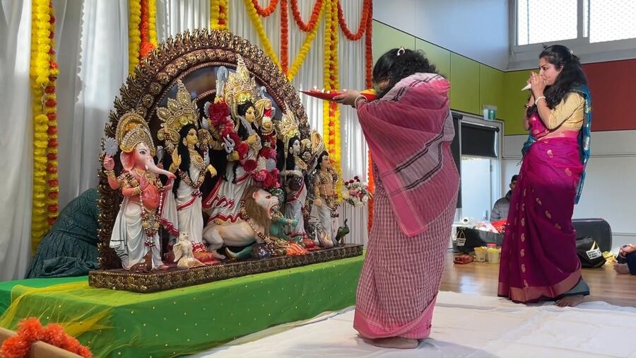 The women performed the welcoming ritual of the Devi with ‘boron’ in the traditional way