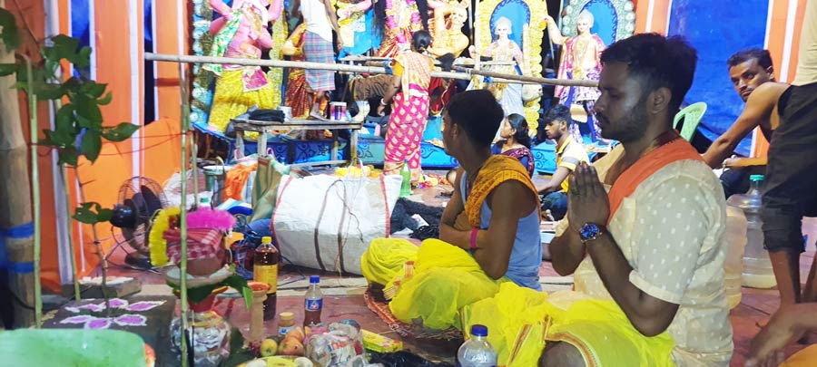 The Durga Puja pandal followed all the traditional rituals and people turned up in numbers to participate. Many people also offered ‘pushpanjali’ on the boat