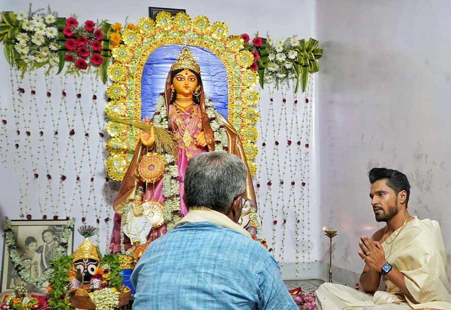 Uttam Kumar's grandson actor Gourab Chatterjee performs Lakshmi Puja rituals at their residence on Thursday evening