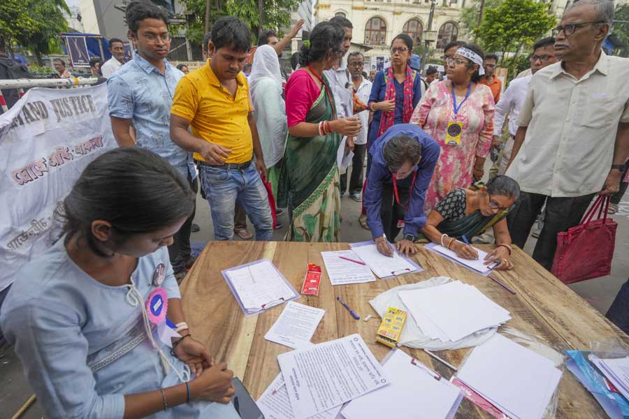 Junior doctors threaten shutdown if Bengal govt doesn't meet their demands by Monday - Telegraph India