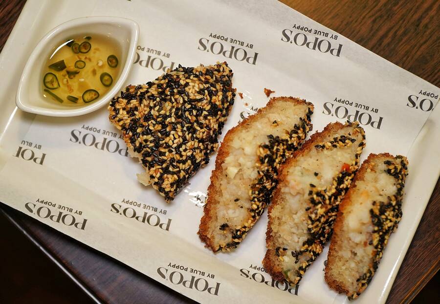 The food equivalent of ‘love triangle’! The Crispy Prawn Toast is packed with diced prawns on toast with a crunchy coating of black and white sesame seeds. What perfects every bite is a special sweet chilli sauce with slivers of chilli in it that takes you to prawn heaven