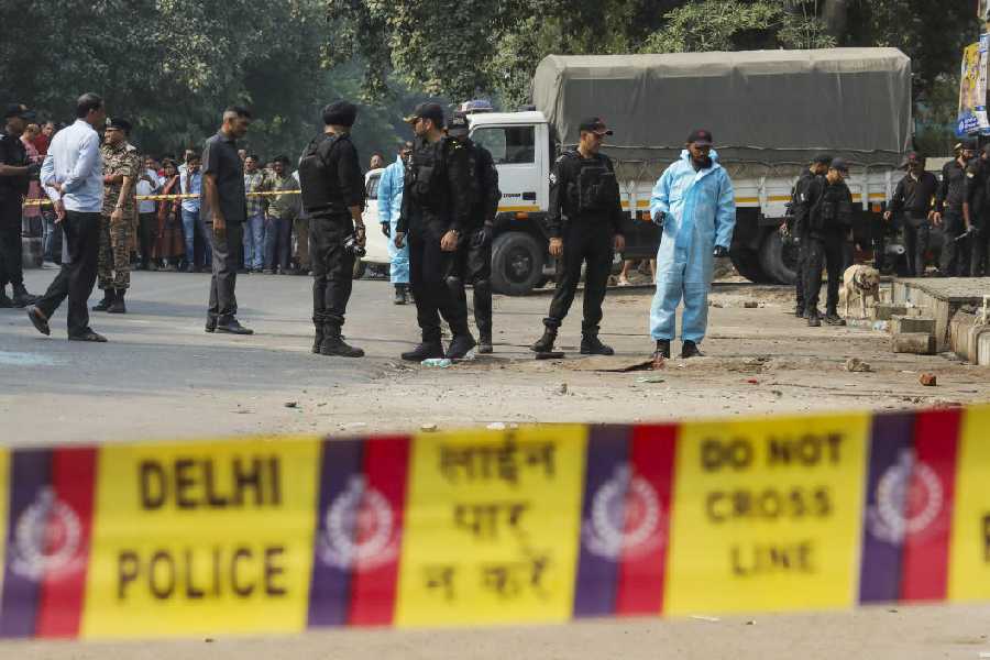 Delhi | Loud Blast Heard In Delhi's Rohini; Fire Trucks, Bomb Squad ...