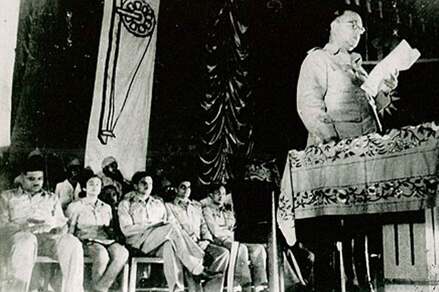 Netaji made his point clear that this march of people would suffer all pain till they ensured planting India’s National Flag over the Viceroy House and Red Fort in Delhi