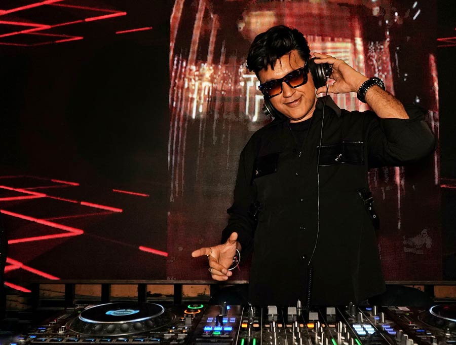 What made the launch party even more special was seeing DJ Girish behind the console churning out Bollywood and commercial mixes 