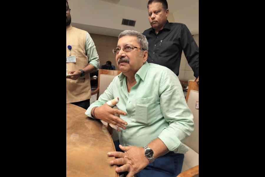 Kalyan Banerjee | Trinamool Congress MP Kalyan Banerjee Smashes Bottle ...